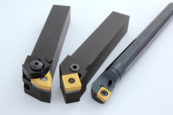 Modellare gli acciai - Gli utensili che applicano un modulo definito nei pezzi metallici, come gli ingranaggi sugli alberi, sono costituiti da taglienti geometricamente definiti.