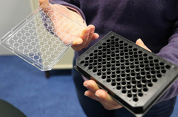 Lo stampatore a iniezione utilizza una combinazione di tecnologia a sensori ottici e tattili